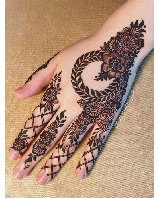 Minimal Chain Composition Using Back Hand Mehndi Design Minimal Chain Composition Using Back Hand Mehndi Design
